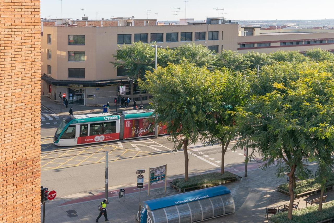 Cadillac Lujo Total Sin Pasar Por Un Hotel Cornellà de Llobregat Kültér fotó